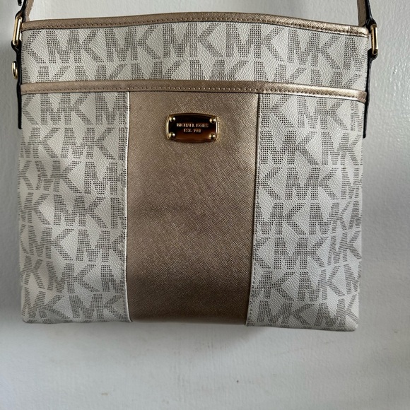 Michael Kors Signature Center Strip Crossbody Bag Cream/Gold Trim - Picture 1 of 13